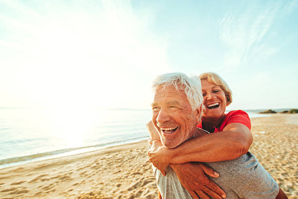 forever young - retirement beach women vacations photos et images de collection