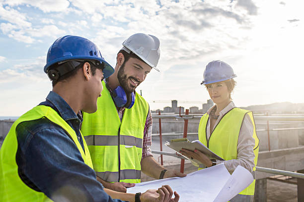 공사장 근로자 및 건축설계사 바라보고 있는 청사진 건설 현장 - women caucasian business construction 뉴스 사진 이미지