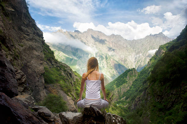 yoga en las montañas - motivation rock flower single flower fotografías e imágenes de stock