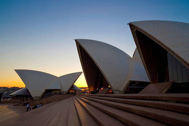 sydney oper haus in der dämmerung - circular quay concert hall sydney opera house sydney australia stock-fotos und bilder