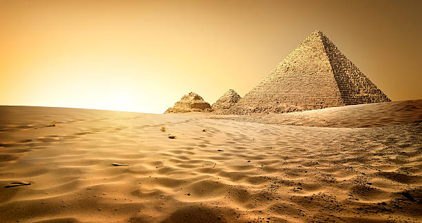 pirâmides de areia - pharaonic tomb imagens e fotografias de stock