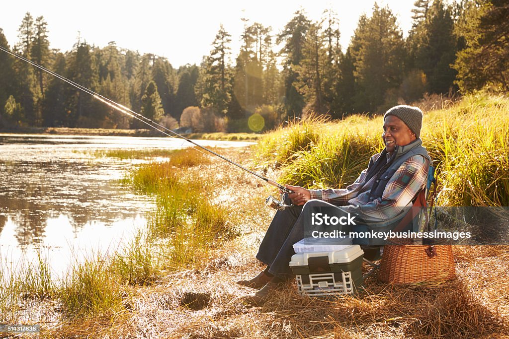 Senior afroamerikanischer Mann Angeln am See - Lizenzfrei Fischen Stock-Foto