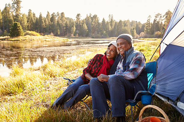 casal de idosos no outono acampamento de viagem - couple senior adult travel action - fotografias e filmes do acervo