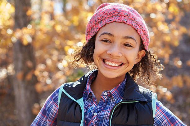 portret dziewczyny zabawy w lesie jesienią - child little girls smiling autumn zdjęcia i obrazy z banku zdjęć