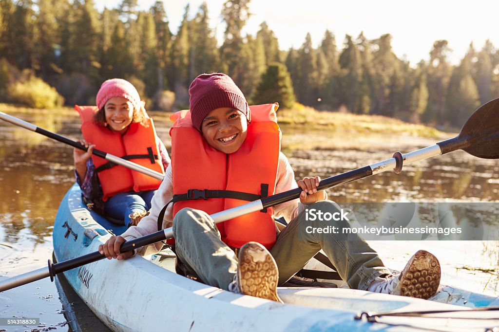 Dos niños en Kayak en el lago remo - Foto de stock de Niño libre de derechos
