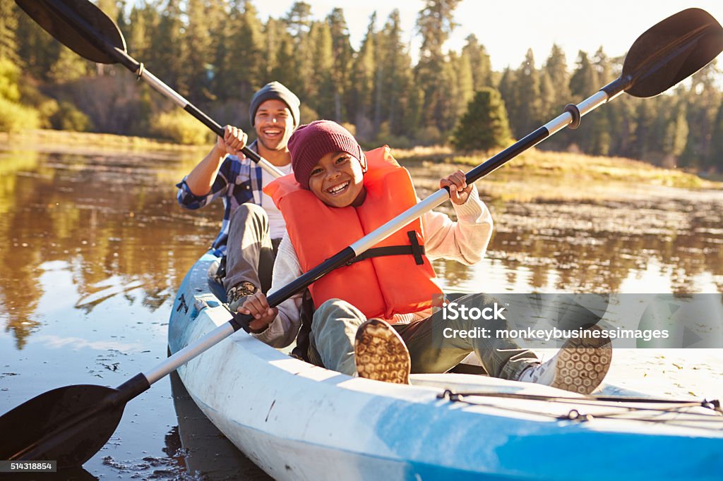 Père et fils aviron du Kayak sur le lac - Photo de Automne libre de droits