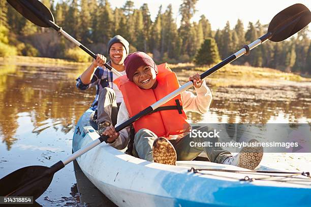 Photo libre de droit de Père Et Fils Aviron Du Kayak Sur Le Lac banque d'images et plus d'images libres de droit de Automne - Automne, Kayak - Sport, Famille