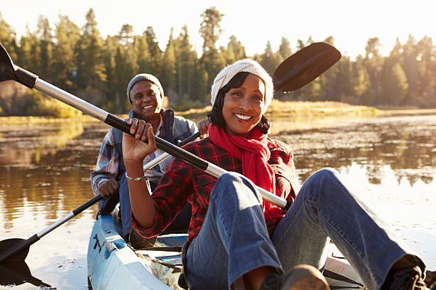 senior coppia afro-americana di canottaggio kayak sul lago di - canoeing canoe senior adult couple foto e immagini stock