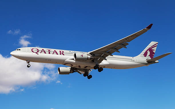 카타르 항공 에어버스 a330 - qatar airways 뉴스 사진 이미지
