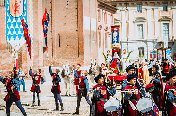 bandeira-vacila de municípios e baterista em medieval desfile - trumpet women bugle teenager imagens e fotografias de stock