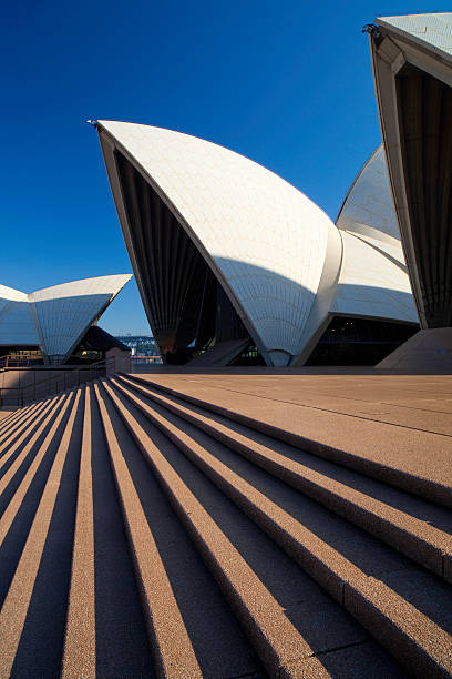 a poucos passos da sydney opera house - sydney opera house fotos - fotografias e filmes do acervo