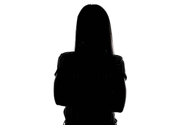 silhouette de jeune femme - mystery color image people behavior photos et images de collection