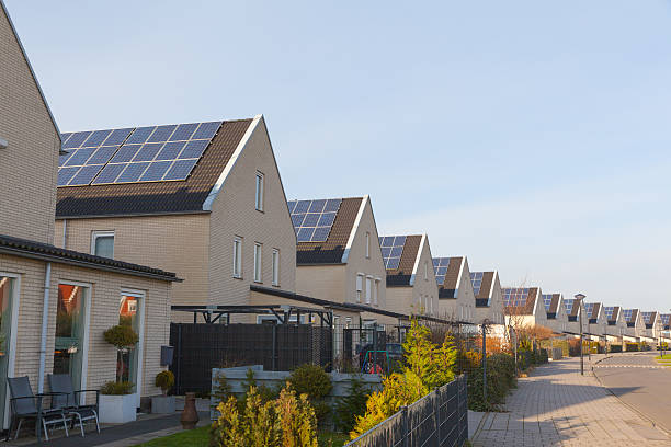 nowa rodzina dom z paneli słonecznych na dachu - solar power station energy fuel and power generation collection zdjęcia i obrazy z banku zdjęć