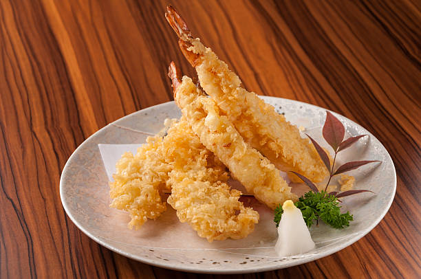 японская кухня в темпура их креветок (жареный во фритюре креветки с соусом - tempura стоковые фото и изображения