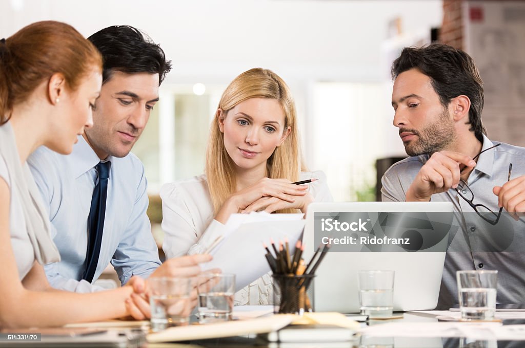 Geschäftsleute analysieren Dokumente - Lizenzfrei Bürobesprechung Stock-Foto