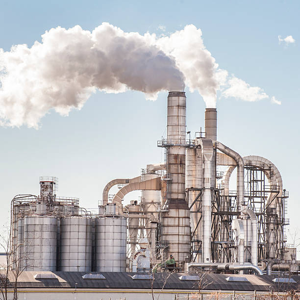 kominy i silosy z fabryka. - storage tank silo chemical factory zdjęcia i obrazy z banku zdjęć