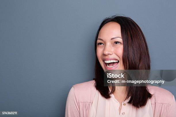Zuversichtlich Junge Frau Lächelnd Stockfoto und mehr Bilder von Lachen - Lachen, Studioaufnahme, Wegsehen