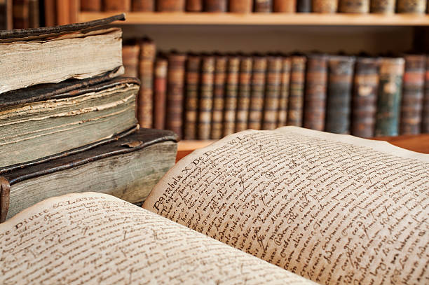 escrito a mano libro antiguo en una biblioteca - escritura latina fotografías e imágenes de stock