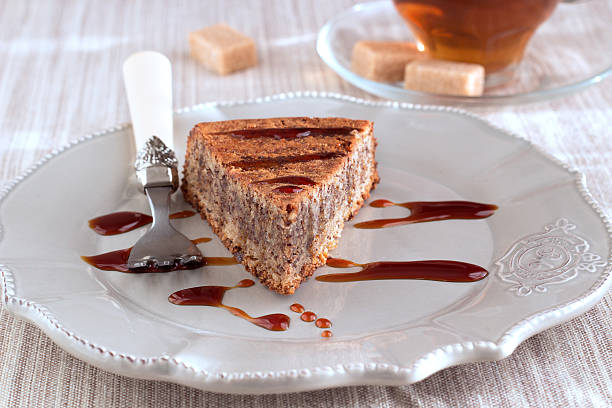 chocolate e bolo de amêndoa - cheesecake syrup almond cream imagens e fotografias de stock