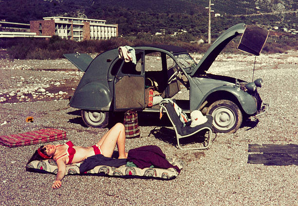 deslizante de color de la década de 1960, mujer joven relajante con su automóvil. - conceptos y temas fotos fotografías e imágenes de stock