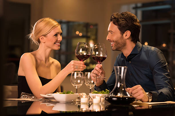 커플입니다 toasting wineglasses - dating restaurant dinner couple 뉴스 사진 이미지