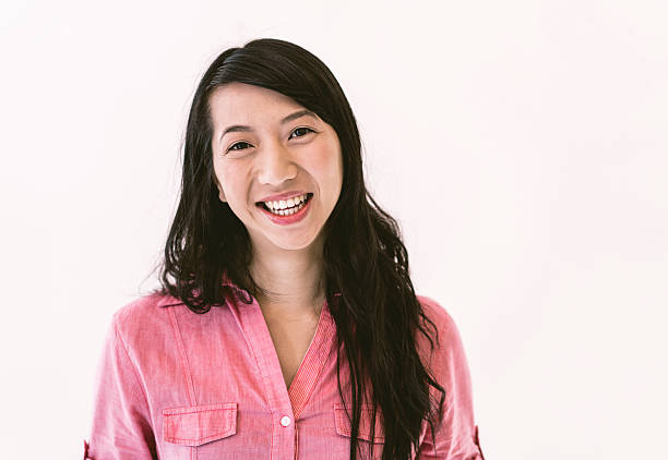 mujer de negocios feliz contra fondo blanco - vertical studio shot indoors pink fotografías e imágenes de stock