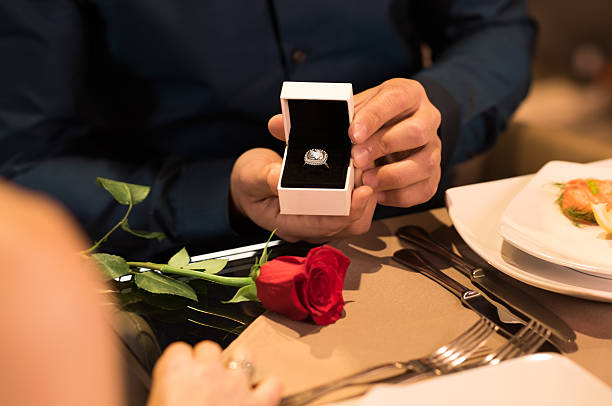 結婚のプロポーズ - solitaire ring ストックフォトと画像