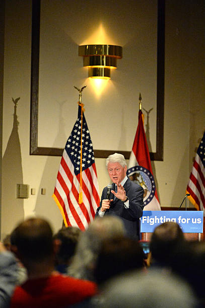 ehemaligen us-präsidenten bill clinton spricht an hillary rally - bill clinton stock-fotos und bilder