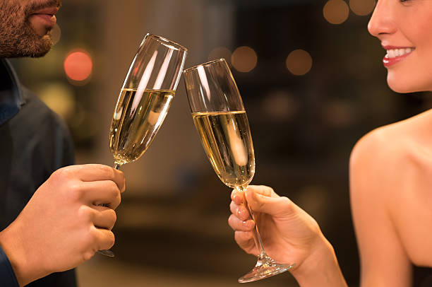 커플입니다 술마시기 앨코브 - champagne toast wine restaurant 뉴스 사진 이미지