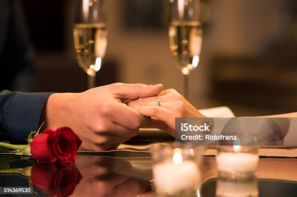 Photo libre de droit de Couple Tenant Les Mains banque d'images et plus d'images libres de droit de Saint Valentin - Saint Valentin, Tous types de couple, Une table pour deux