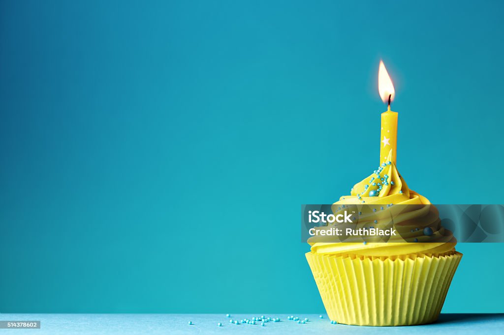 Gâteau d'anniversaire - Photo de Cupcake libre de droits