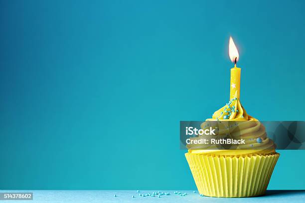 Foto de Cupcake De Aniversário e mais fotos de stock de Bolinho - Bolinho, Amarelo, Bolo