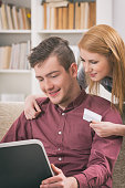 online-shopping-mit-kreditkarte.jpg?b=1&s=170x170&k=20&c=KbNfvo-jHr_hN3j9XeYVxaeFgir99BdanGFtlByqfrI=