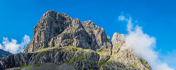 ben nevis north face espectacular vista panorámica de las montañas de pico highlands de escocia - north face eiger mountain fotografías e imágenes de stock