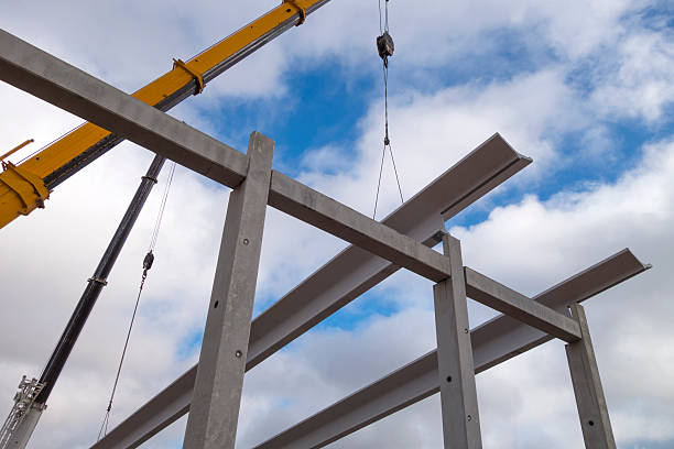 gru nel cantiere di lavoro - precast foto e immagini stock