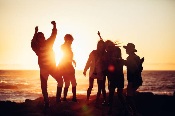 hipster amigos bailando luz de la puesta de sol en la playa - beach party friendship teenage girls fotografías e imágenes de stock