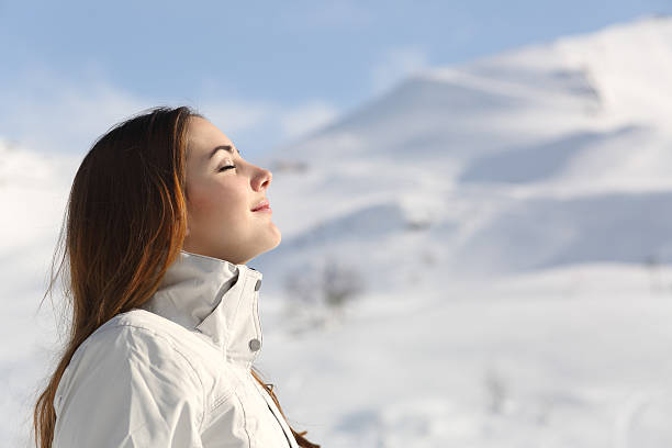 wman 呼吸の新鮮な空気の中で冬の山スノーイー - winter women snow mountain ストックフォトと画像