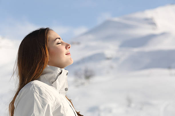 wman дыхание свежего воздуха в зимний в снежные горы - winter women snow mountain стоковые фото и изображения