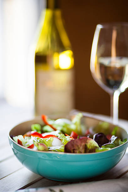 salada e vinho almoço - close to food and drink yummy food imagens e fotografias de stock