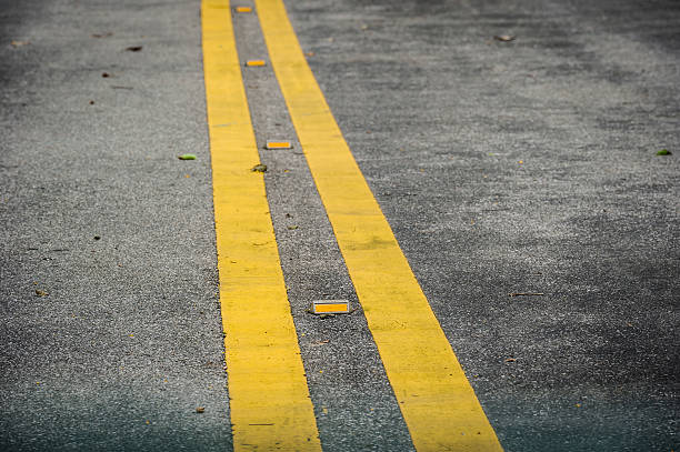 strada con borchia - road marking road reflector road dividing line foto e immagini stock