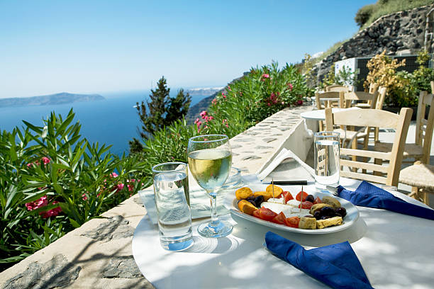 Cena per due con vista panoramica sull'isola greca di Santorini - foto stock