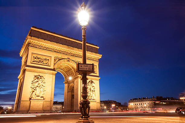 place charles de gaulle, arc de triomphe, parigi, francia - paris france night charles de gaulle arc de triomphe foto e immagini stock