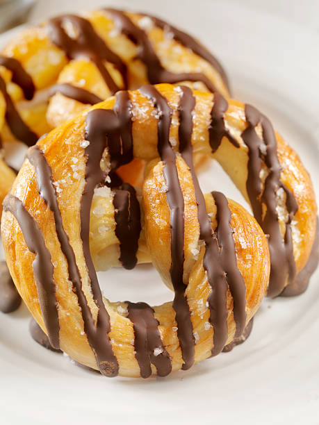 pretzels coberto de chocolate mole - philadelphia mississippi imagens e fotografias de stock