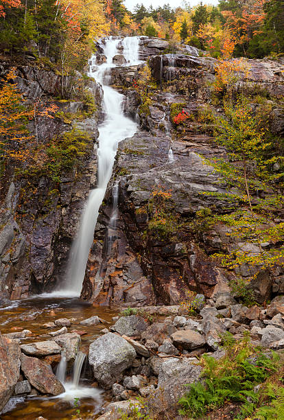 シルバーカスケード滝、ホワイトマウンテンズ、ニューハンプシャー州（垂直） - silver cascade falls ストックフォトと画像