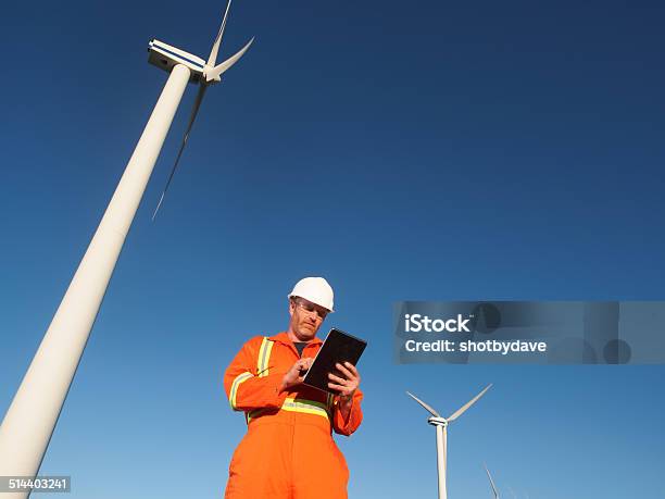 Alternative Energie Und Tabletcomputer Stockfoto und mehr Bilder von Windkraftanlage - Windkraftanlage, Eine Person, Menschen