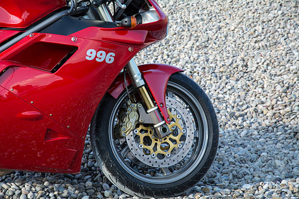 rot ducati 996s motorrad photoshooting - motorcycle racing motorcycle ducati sports race stock-fotos und bilder