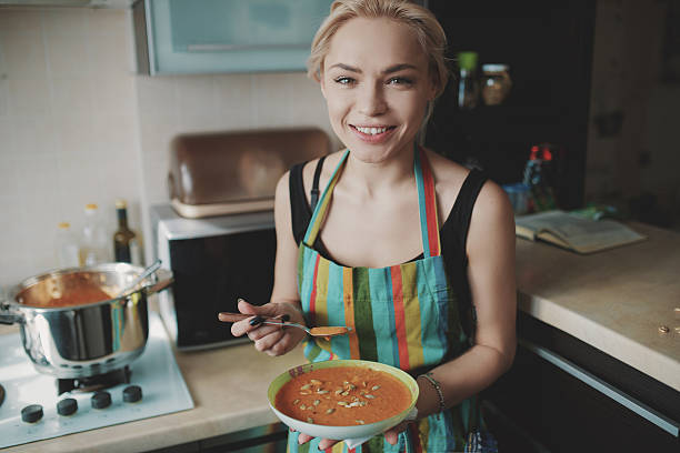 młoda kobieta cieszy się zupa z dyni - spoon heat pumpkin eating zdjęcia i obrazy z banku zdjęć