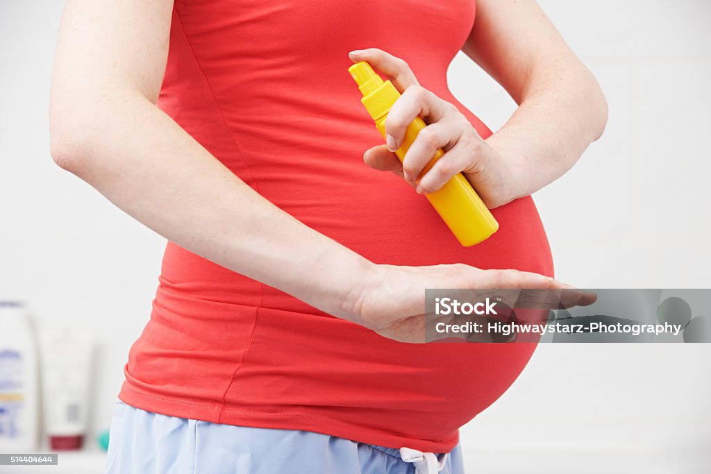 Schwangere Frau sprühen Moskito Rücken zum Schutz gegen Zi - Lizenzfrei Schwanger Stock-Foto