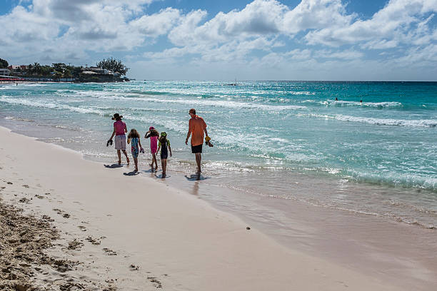 familie gehen am strand, barbados - barbados vacation stock-fotos und bilder