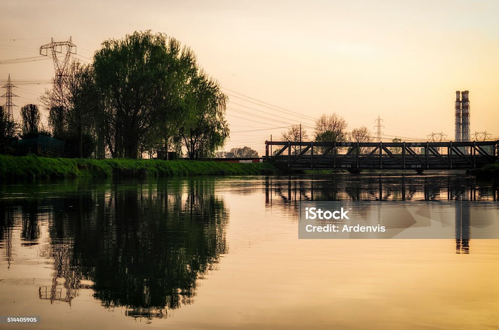 Centrale idroelettrica e alberi al tramonto - Foto stock royalty-free di Ambientazione esterna